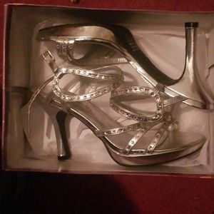 Torto caliente size 7 1/2 silver heels